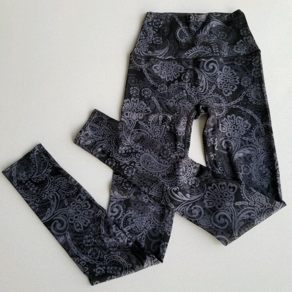 NWOT K-DEER Black & Gray Patterned Leggings